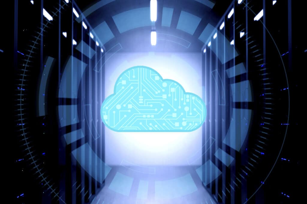 Hosting cloud e salvataggio sicuro dei dati: illustrazione con server e connessione