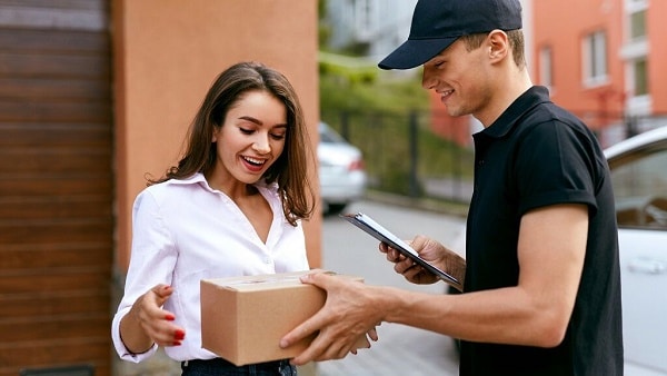 Consegna di un pacco con prodotto Huawei a casa