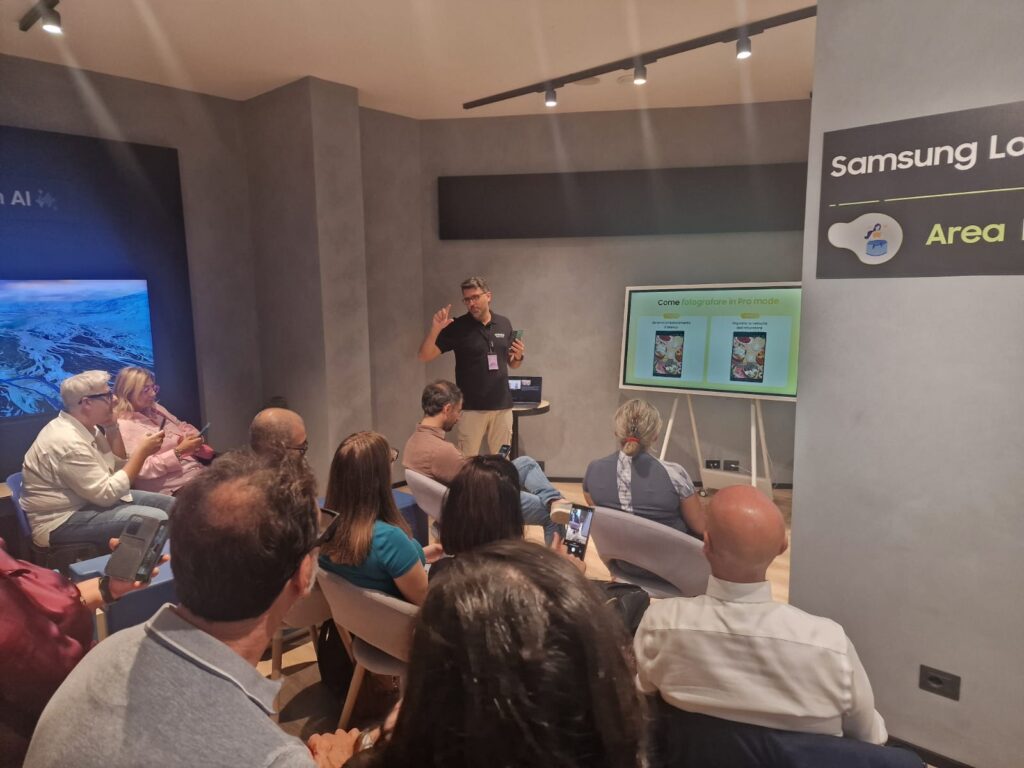 Sala piena all'evento Samsung su fotografia in Pro mode del 7 ottobre a Palermo