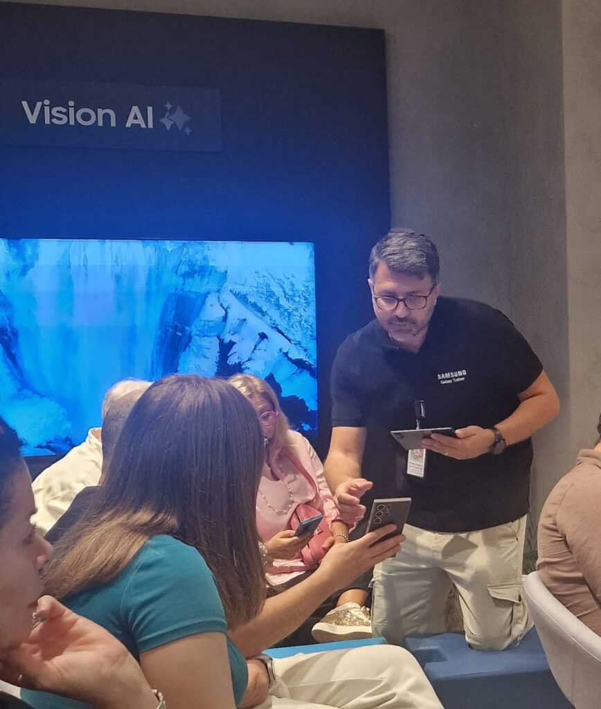 Samsung Galaxy Trainer aiuta una partecipante a configurare lo smartphone durante un evento a Palermo